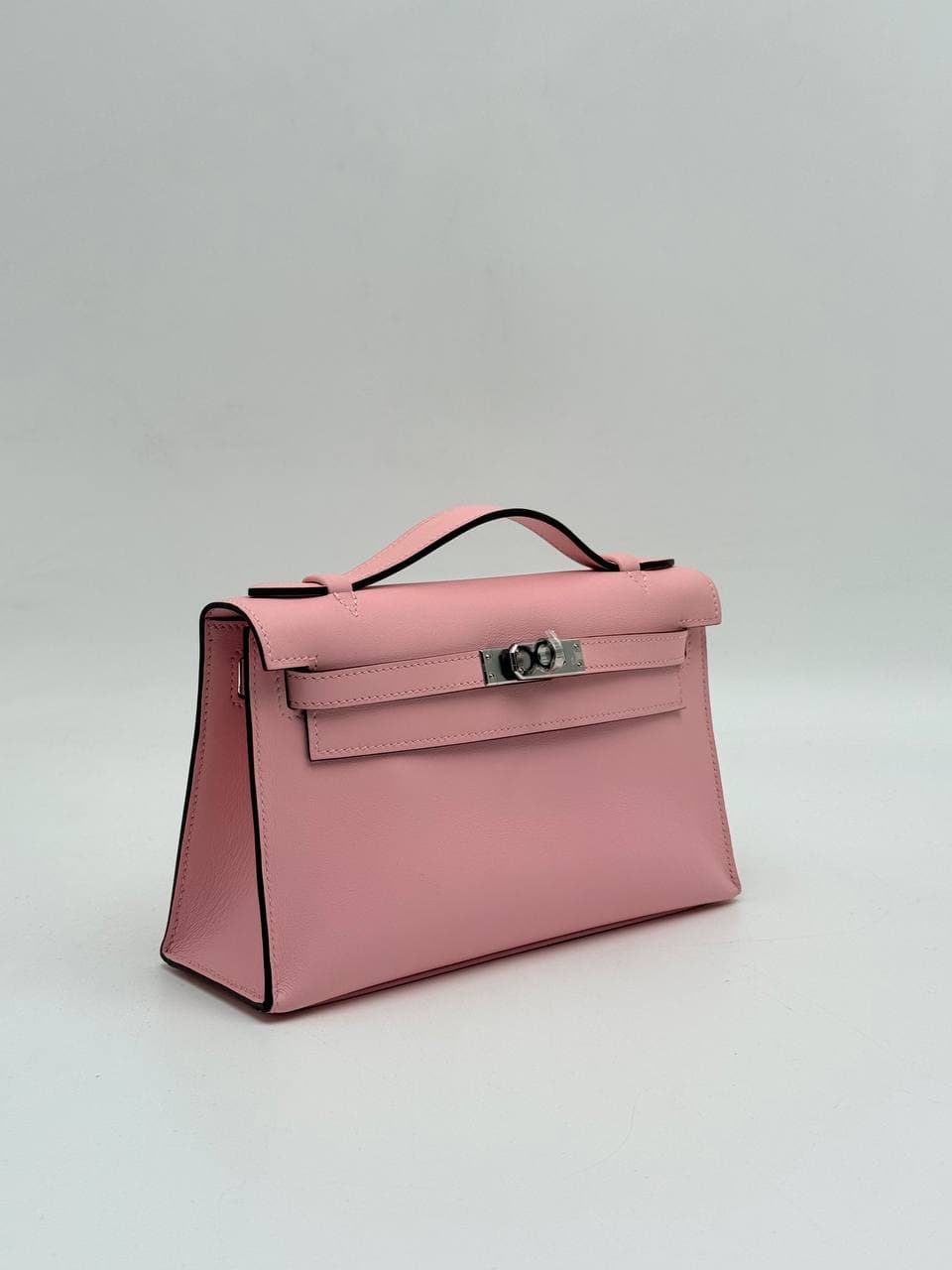 Hermès Kelly Pochette Rose Sakura Swift side view with palladium hardware — 3