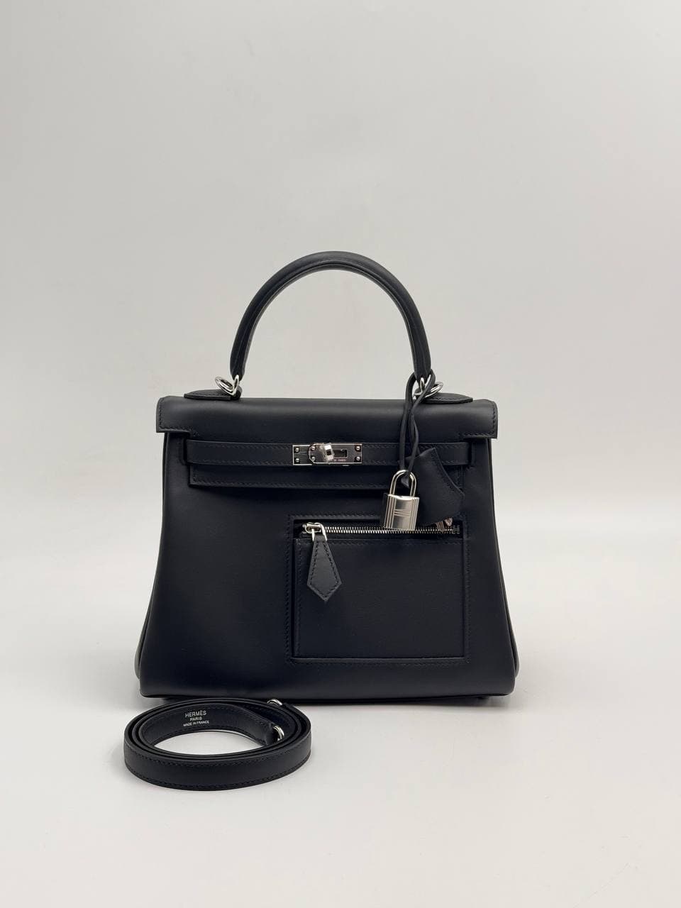 Hermès Kelly 25 Colormatic Noir Swift front with zip pocket, lock and strap