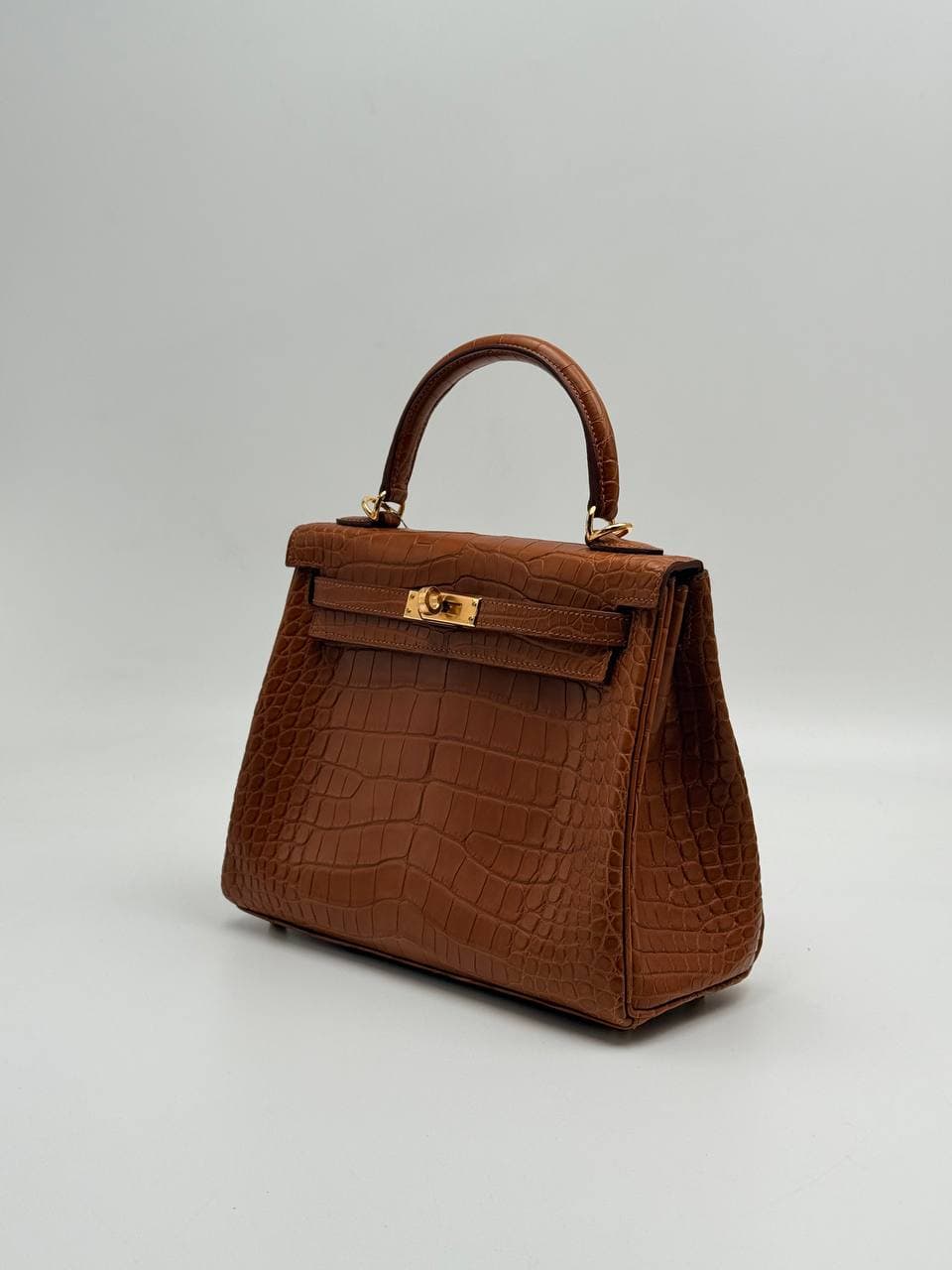 Hermès Kelly 25 Gold matte alligator front with gold hardware — 2