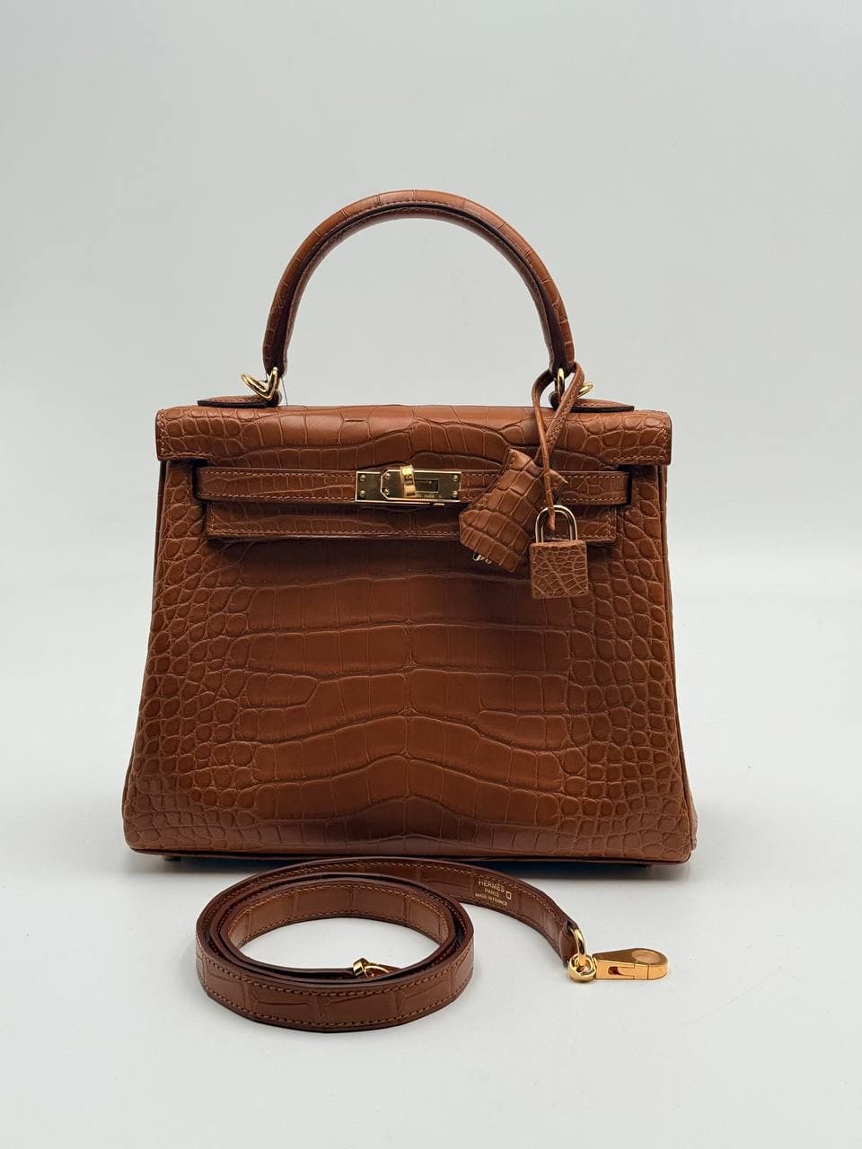 Hermès Kelly 25 Gold matte alligator front with gold hardware — 3