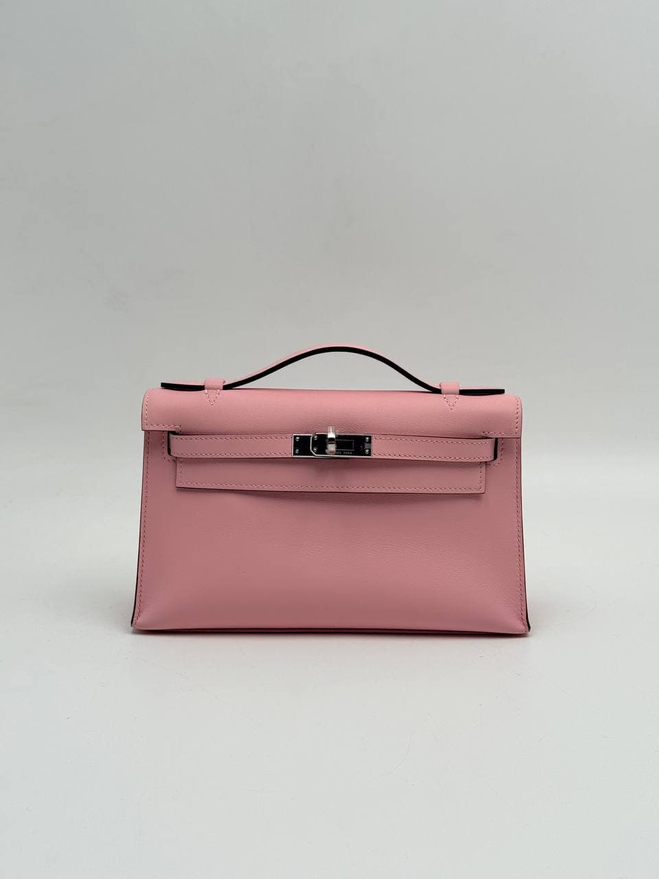 Hermès Kelly Pochette Rose Sakura Swift side view with palladium hardware — 2