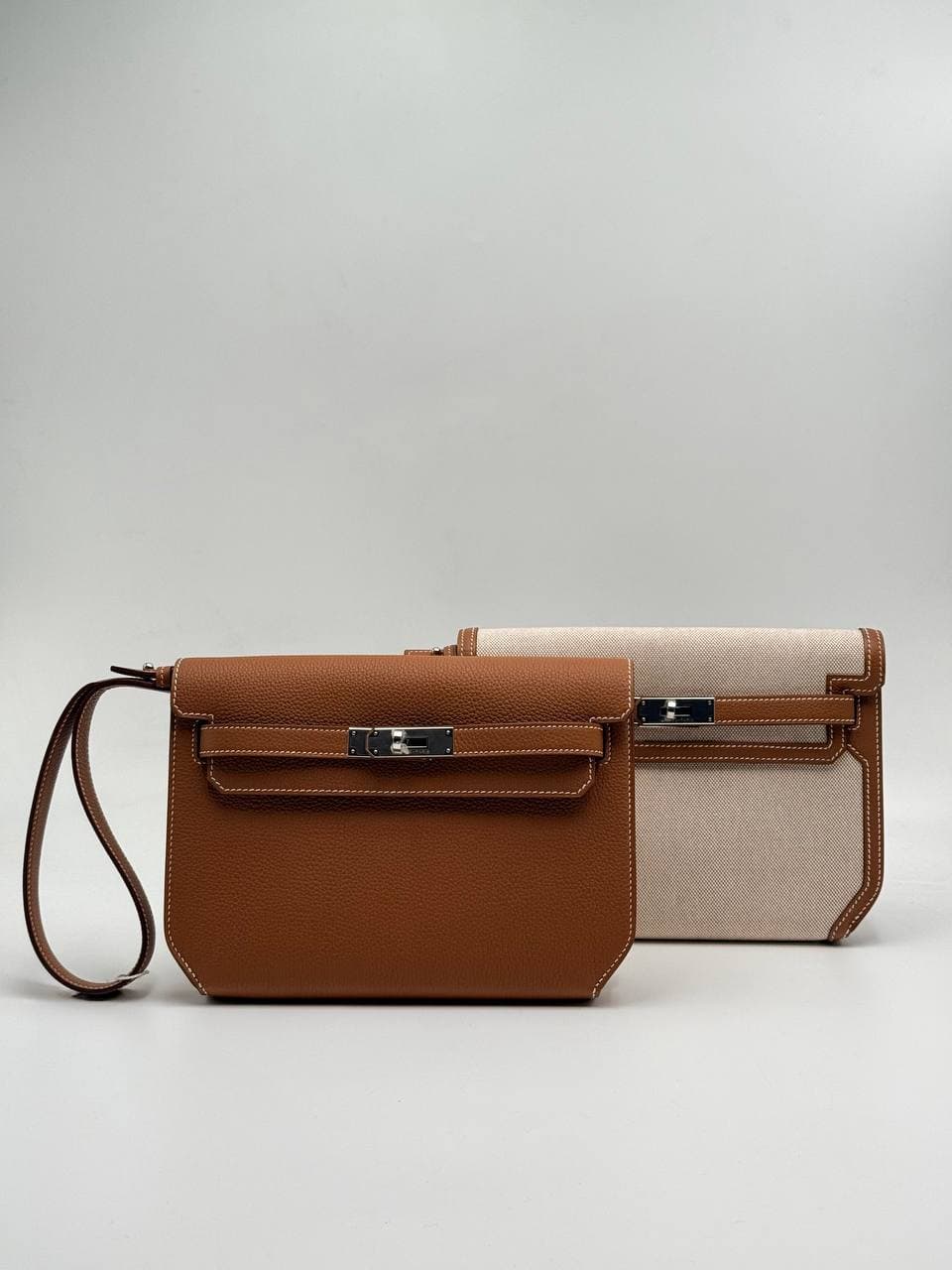 Hermès Kelly Dépêches 25 Pouch Gold Togo front with wrist strap